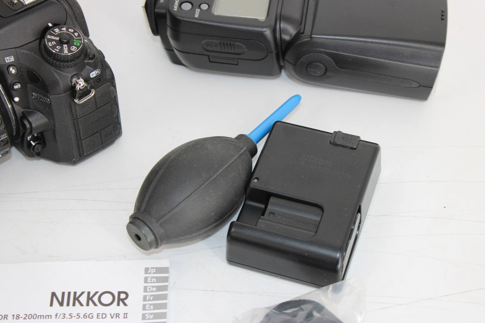 F Nikon D7200 24.2Mpxl DSLR Camera, Nikon Af-s 18-200mm 3.5-5.6 lens, Working