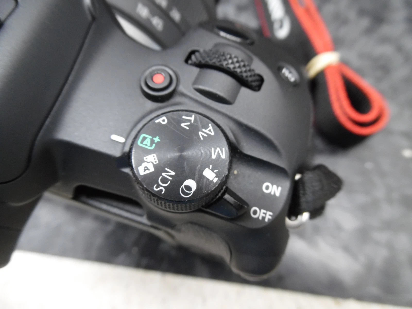 Canon EOS R50 Mirrorless Camera RF-S 18-45mm Lens