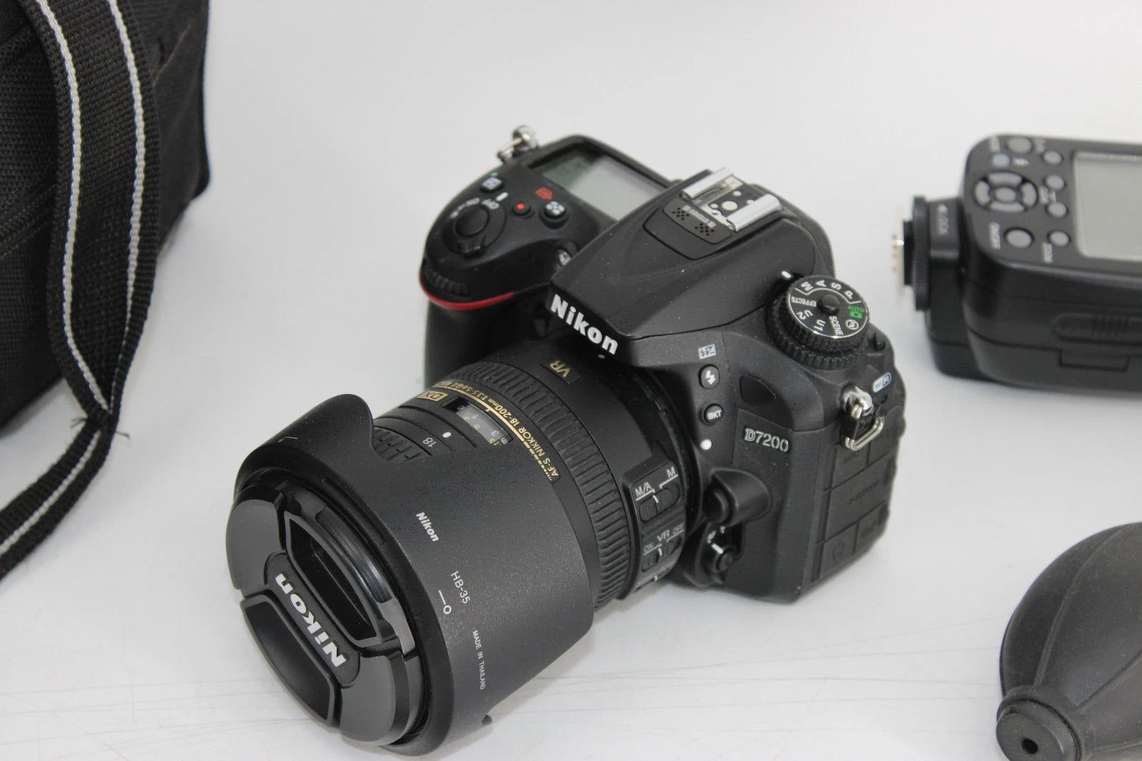 F Nikon D7200 24.2Mpxl DSLR Camera, Nikon Af-s 18-200mm 3.5-5.6 lens, Working