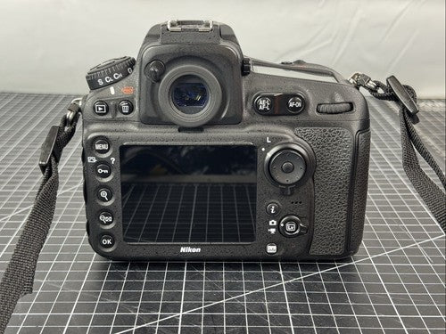 Nikon D810 36.3MP (FX) Digital SLR DSLR Camera w/ 28-300mm f/3.5-5.6 Lens